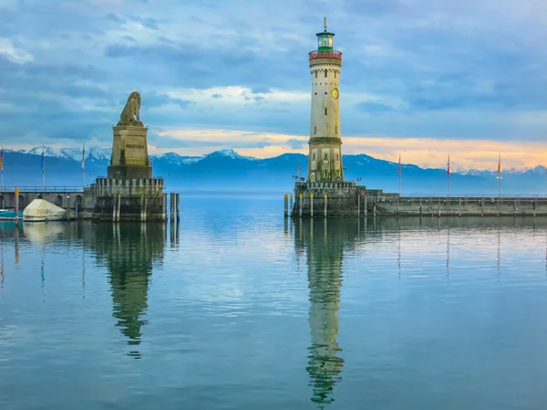 Suya yansımasıyla birlikte bir burnun üzerinde deniz feneri duran.