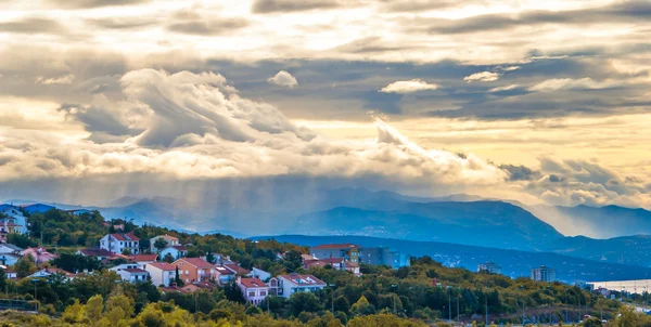 Vadideki küçük kentin peyzaj.