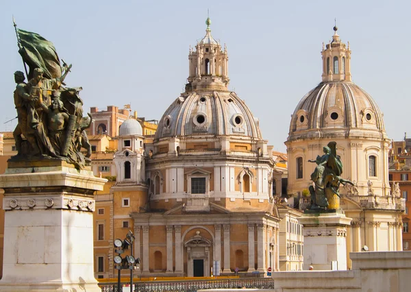 Santa Maria di Loreto Kilisesi görünümünü.