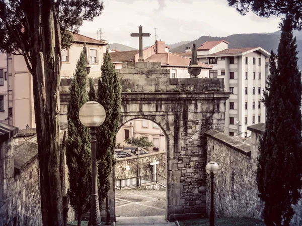 Puerta histórica en el fondo de la ciudad Bilbao, País Vasco, España . —  Fotos de Stock