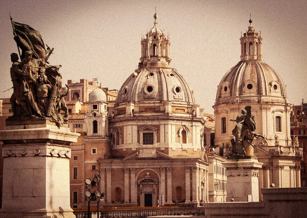 Kilátás nyílik a Santa Maria di Loreto templom két kupolák. Rome, Olaszország. Retro tónusú fénykép — Stock Fotó