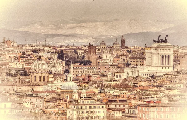 Panorámás kilátás nyílik Róma a felhők és a hegyek a háttérben. Retro tónusú fénykép. Meleg színek — Stock Fotó