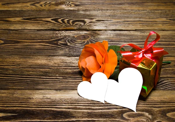 Tatil/Romantik/düğün/Sevgililer günü arka plan gül desenli, hediye kutusu ve ileti iki kalp şeklinde kartı.