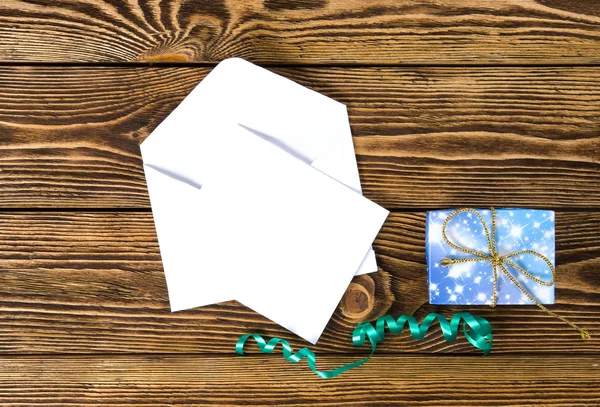 Altın yay ile ileti kartı ve hediye kutusu zarfı.