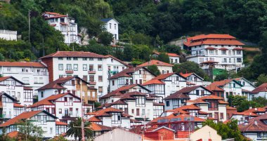 Küçük Ortaçağ kenti üzerinde göster.