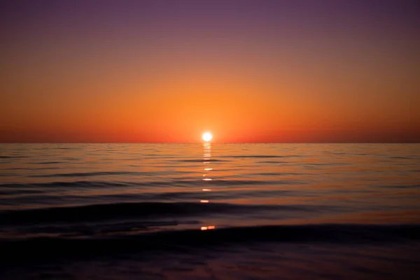 Distant Sun Setting Clear Skies Calm Serene Ocean Perfection — Stock Photo, Image