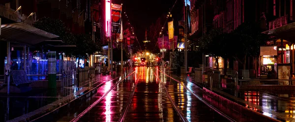 Melbourne City Bourke Tranvías Calle Una Noche Húmeda Llena Reflexiones Imágenes de stock libres de derechos