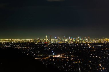 Melbourne City 'nin parlayan ışıklarının ve banliyölerin gece yayılışının hava görüntüleri.
