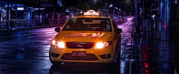 Жовте Таксі Мельбурні Дощову Ніч Вологими Вулицями Світлом — стокове фото