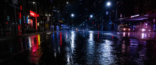 Een Lege Regenachtige Stad Straat Nachts Met Lichten Reflecteren Plassen — Stockfoto