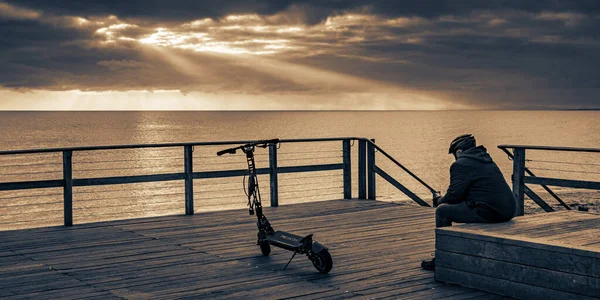 Hombre Sienta Paseo Marítimo Junto Scooter Viendo Las Dramáticas Nubes — Foto de Stock