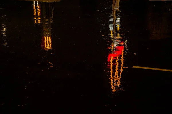 Vervormde Reflectie Van Een Mcdonalds Teken Plassen Nachts — Stockfoto