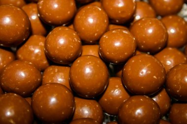 Maltesers çılgınlığı - Bir kase dolusu lezzetli çikolatalı bal peteği topunun yakın çekimi
