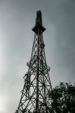 Radyo ve televizyon yayın anten kulesi siyah ve beyaz