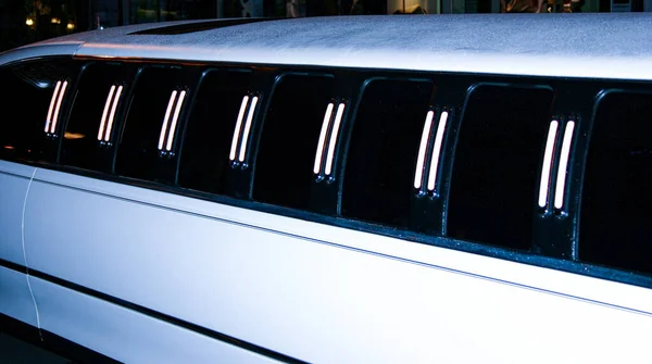 Lato Una Lunga Limousine Bianca Elasticizzata Notte — Foto Stock