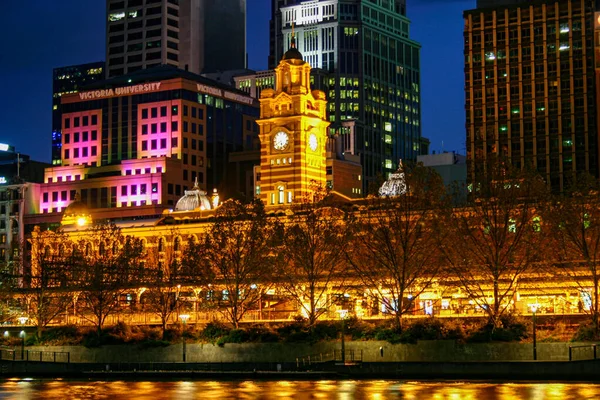 Colourful Waterfront Flinders Street Station Historic Building — Stock Photo, Image