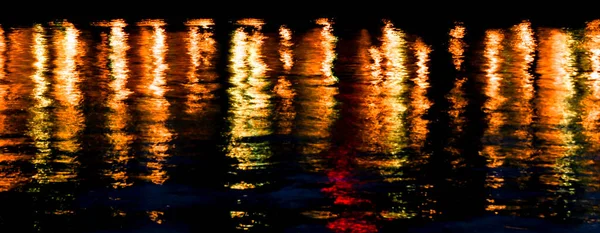 Luces Coloridas Ciudad Reflejan Superficie Del Agua —  Fotos de Stock