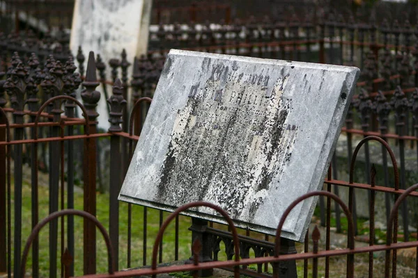 Decaying Grungy Headstone Plaque Old Rundown Cemetery — Stock Photo, Image