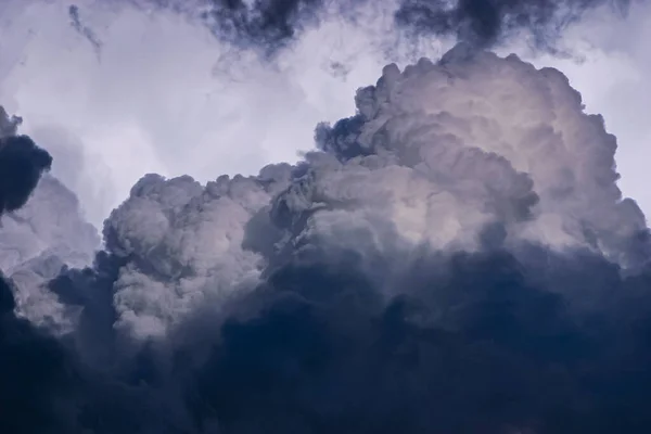 Peligrosas Nubes Tormenta Grises Oscuras Que Acercan Imagen de stock