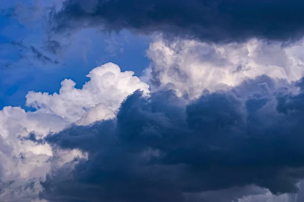 Dunkelgrau Und Wogende Weiße Wolken Vor Blauem Himmel — Stockfoto