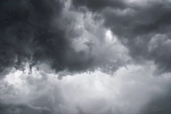 Peligrosamente Amenazantes Nubes Tormenta Gris Oscuro Enojadas — Foto de Stock
