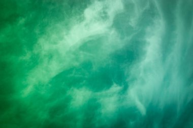 Benekli bulutlu desenler ve yeşil dokular