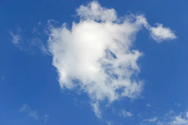 Eine Weiße Flauschige Wolke Treibt Durch Einen Traumhaft Blauen Himmel — Stockfoto