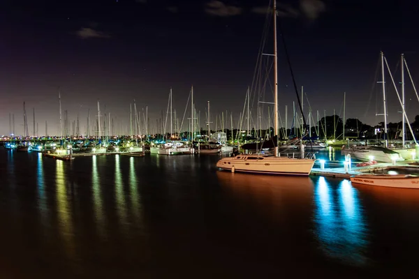 Sailing Boats Light Harbour Night Sky Blurry Long Exposer Water — Stock Photo, Image
