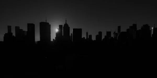 Melbourne Cidade Skyline Silhueta Por Pôr Sol Dramático Preto Branco — Fotografia de Stock