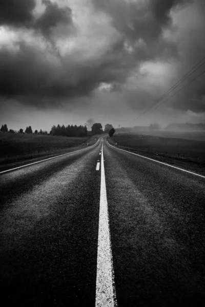 Samotna Wiejska Droga Okryta Tajemniczymi Humorzastymi Chmurami Mgłą Czerni Bieli — Zdjęcie stockowe