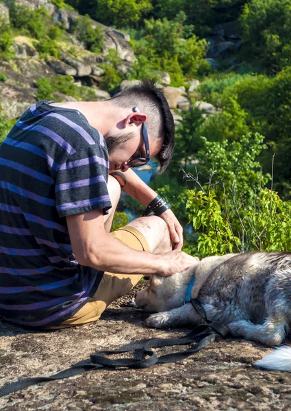 Le gars avec le chien sur un rocher — Photo