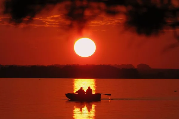 Duas pessoas num barco ao pôr-do-sol — Fotografia de Stock