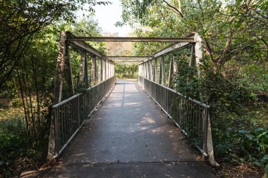 Closeup Bahçe 1 eski ve yıpranmış metal Köprüsü