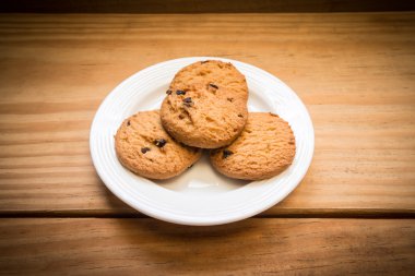 Beyaz tabak 2 çerezleri çikolata cips