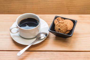 Çikolata kurabiye beyaz fincan kahve 2 ile cips