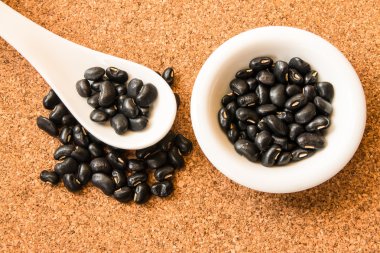 Çanak üzerinde siyah fasulye