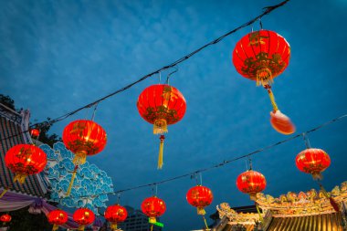 Kırmızı Küre ve gökyüzü