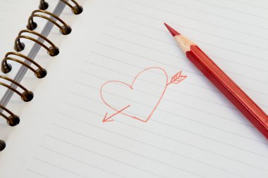 kağıt üzerinde kırmızı kalp