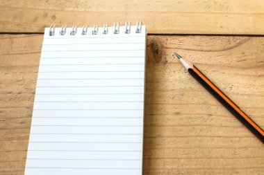 Beyaz defter kalem ile 