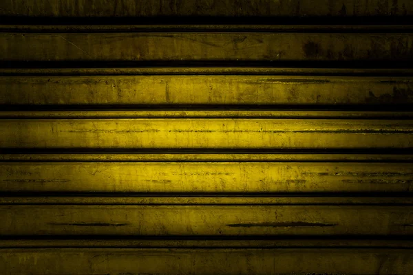 Жовті сталеві двері затвора — стокове фото