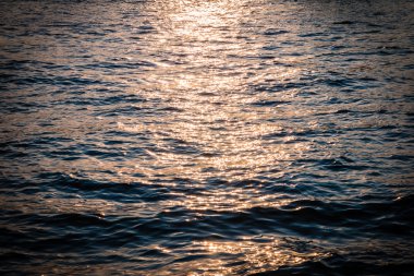 Günbatımı ışık Nehri üzerinde