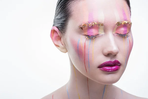 Menina bonita com olhos fechados e salpicos coloridos — Fotografia de Stock