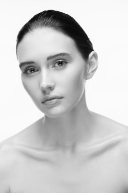 temiz cilt üzerinde beyaz arka plan ile genç güzel kız