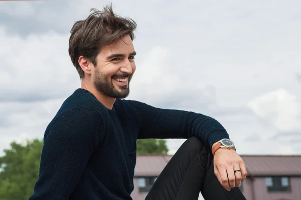 Jovem feliz com barba e camisola — Fotografia de Stock