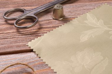 Tekstil makas ve yüksük vintage bir ahşap tablo