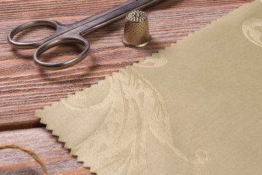 Tekstil makas ve yüksük vintage bir ahşap tablo