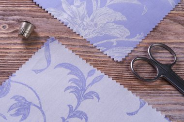 Tekstil makas ve yüksük vintage bir ahşap tablo