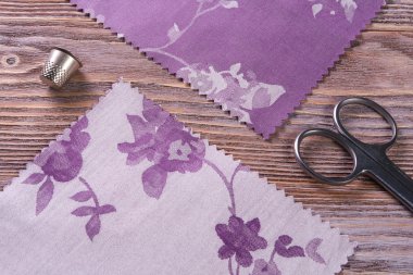 Tekstil makas ve yüksük vintage bir ahşap tablo