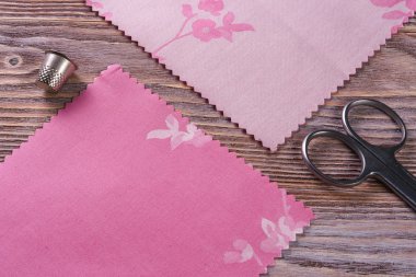 Tekstil makas ve yüksük vintage bir ahşap tablo