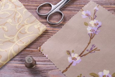 Tekstil makas ve yüksük vintage bir ahşap tablo